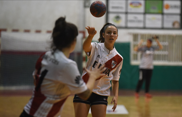 El equipo femenino de handball se prepara para el Torneo Sudamericano